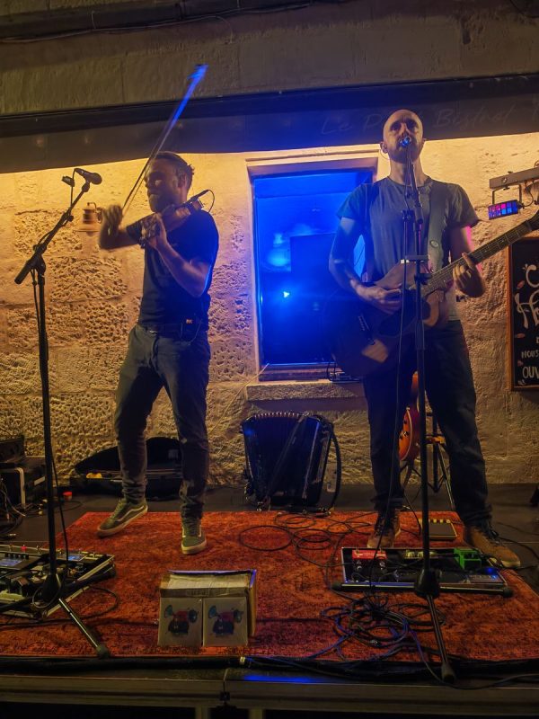 Le groupe Control 84 devant le bar Chez Hortense