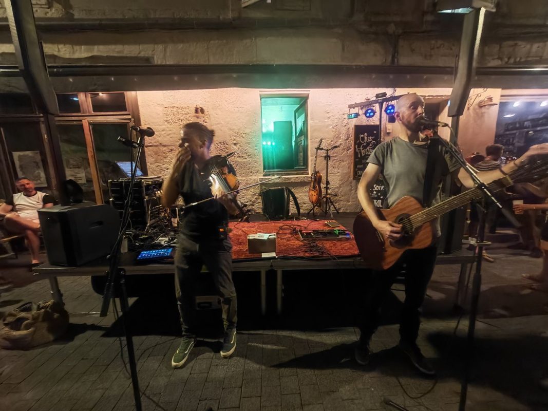 Au 3éme rappel, les musiciens descendent de la scène
