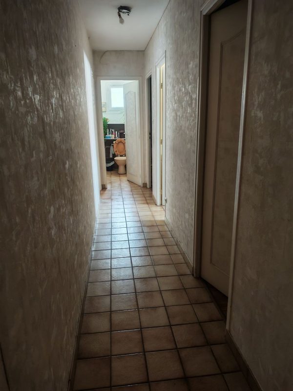 Le couloir débarrassé de sa bibliothèque fait tout vide !