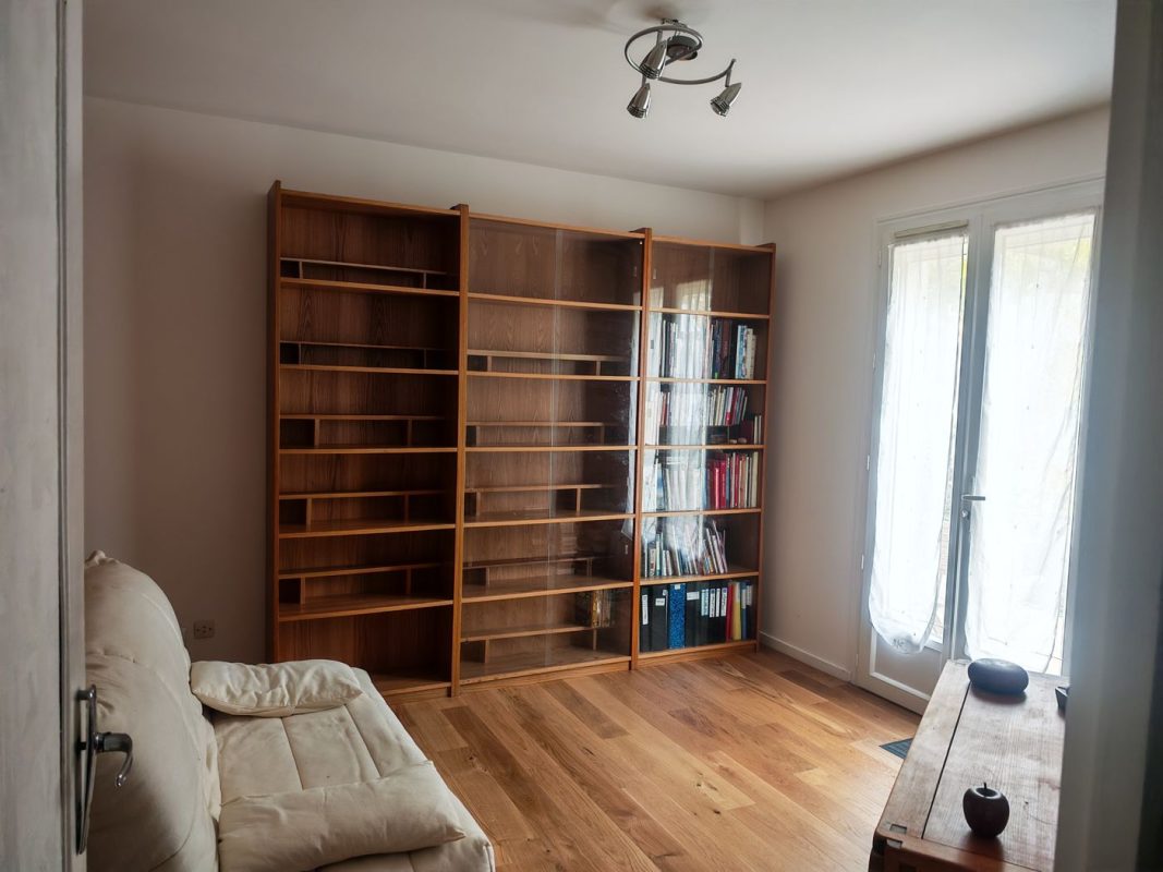1er essais de la chambre avec les bibliothèque sur le mur blanc