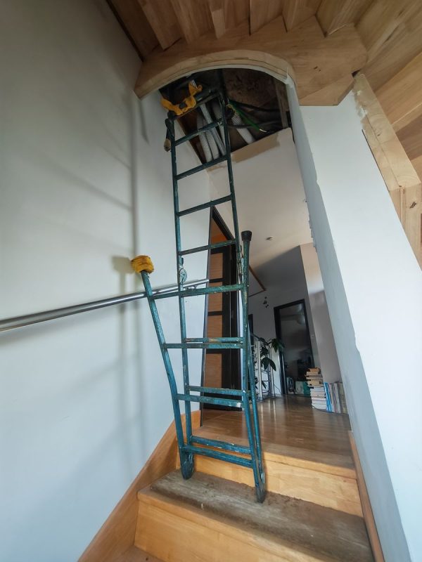 Ca faisait longtemps que je n'avais pas mis une échelle dans l'escalier
