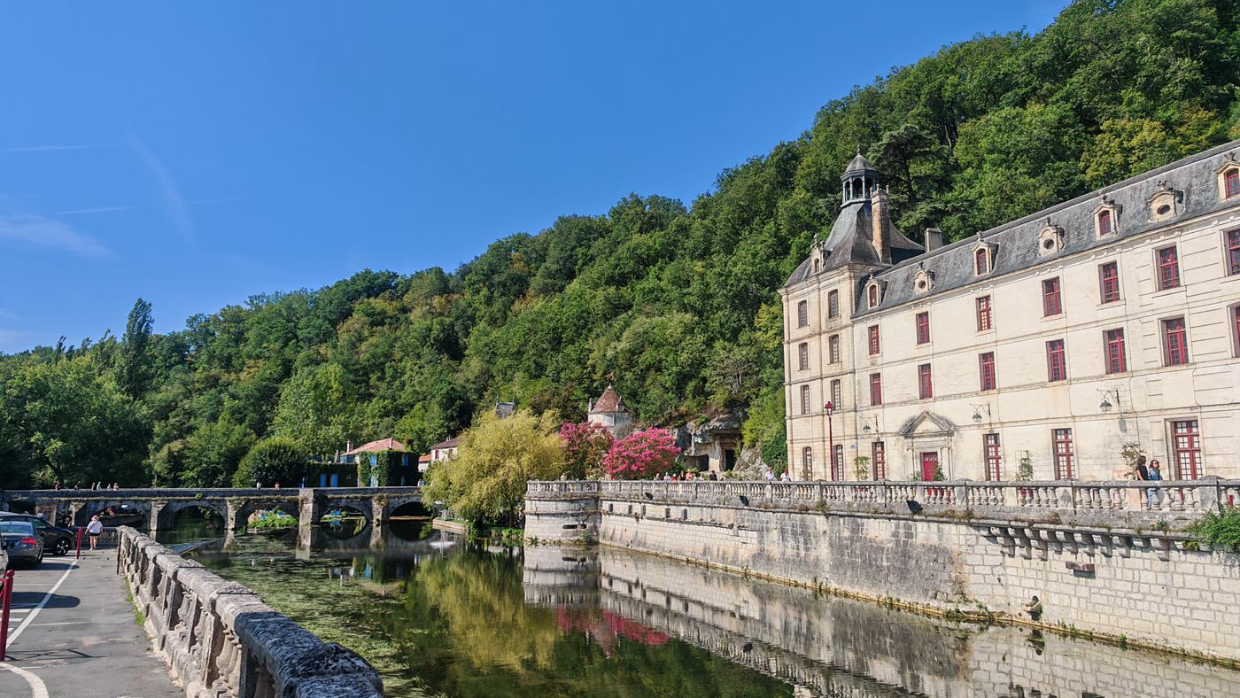 Bâtiments et rives fleuris