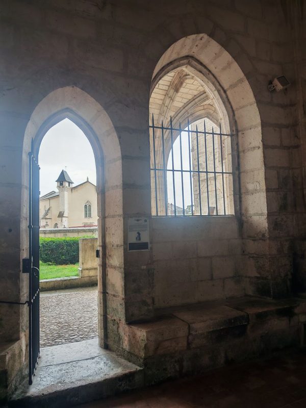 Le cloché de la ville vu du cloitre