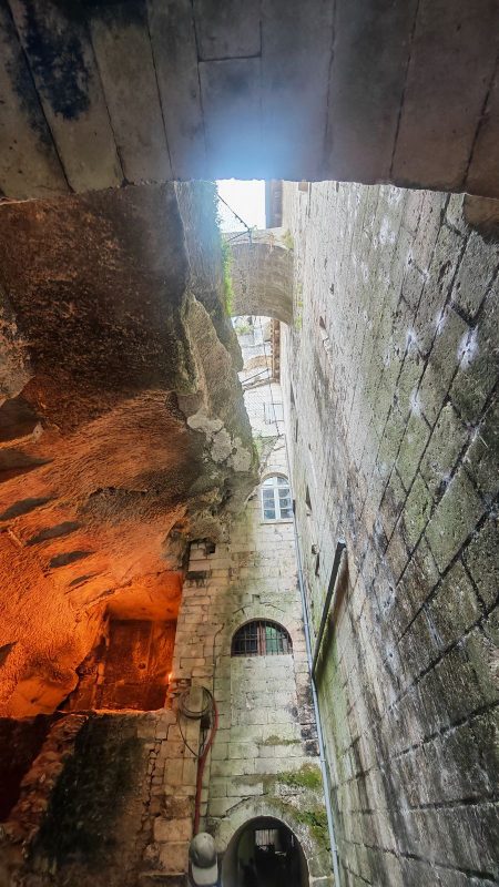 Entre les grottes et l'abbaye