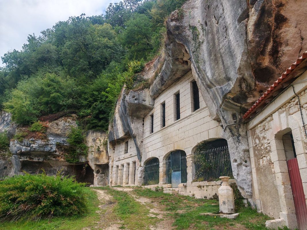 Les réserves d'eau et moulin intérieur aux grottes