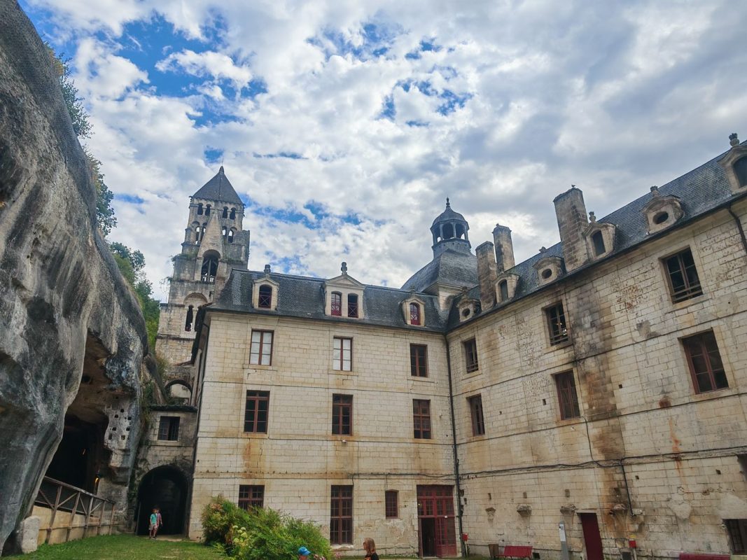 L'abbaye et les autres bâtiments coté grottes