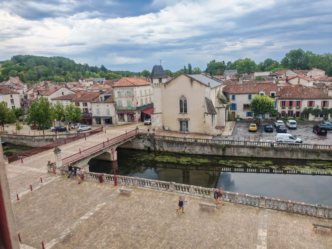 En face, la ville maintenant relié