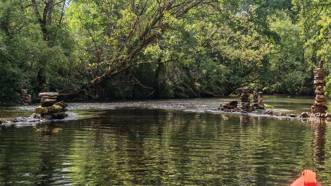 Petit barrage pour concentrer l'eau et cairns