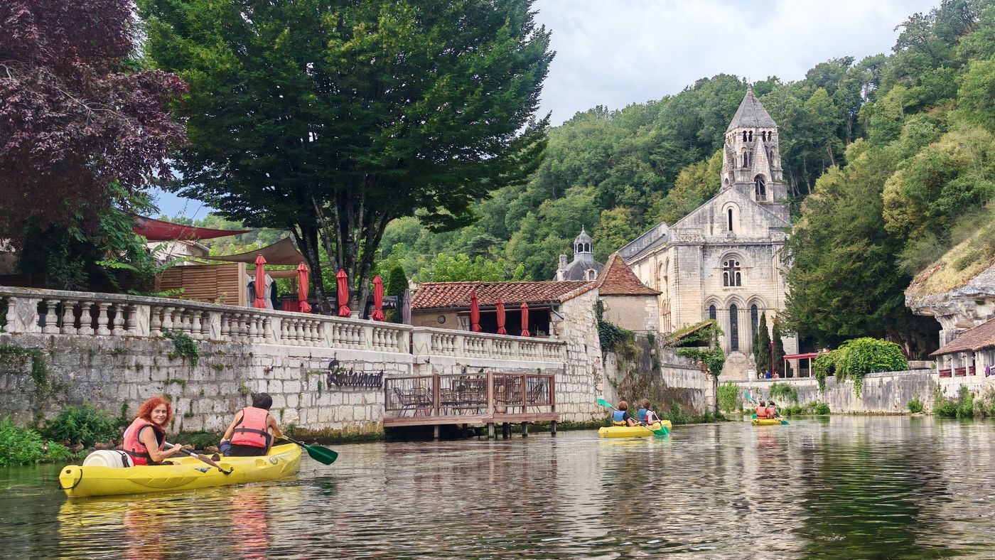Les 3 canoés devant l'abbayes