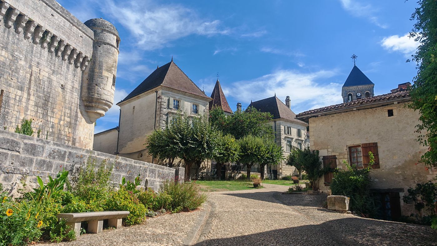 Entre 2 châteaux, un banc pour Maman