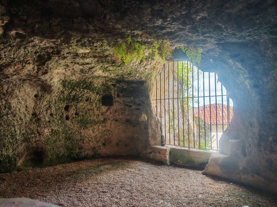 Une grotte aménagé sous le château