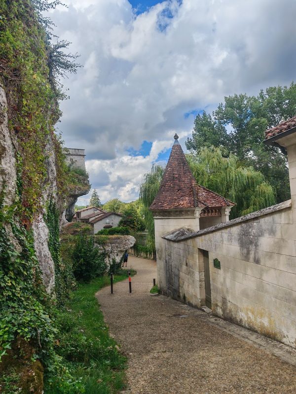 Sentier au pied du fort