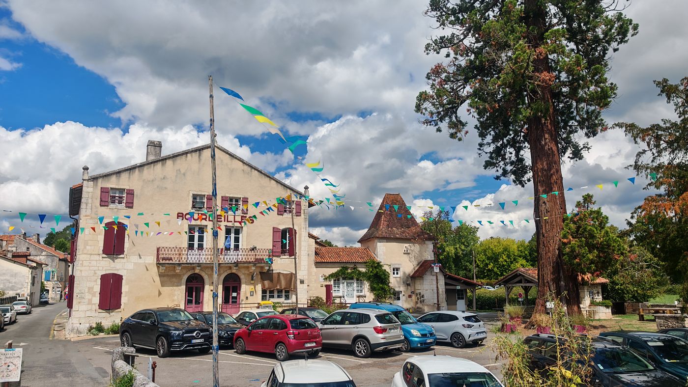 En face, la mairie