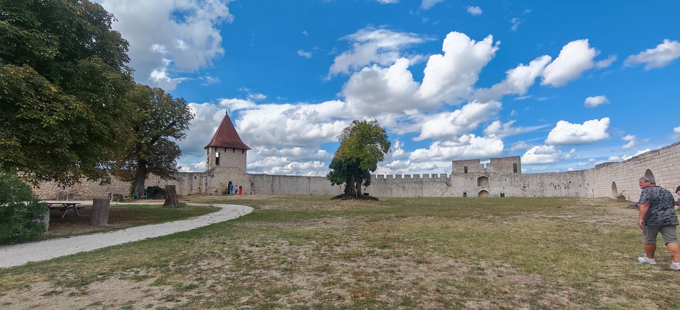 La cour fortifiée