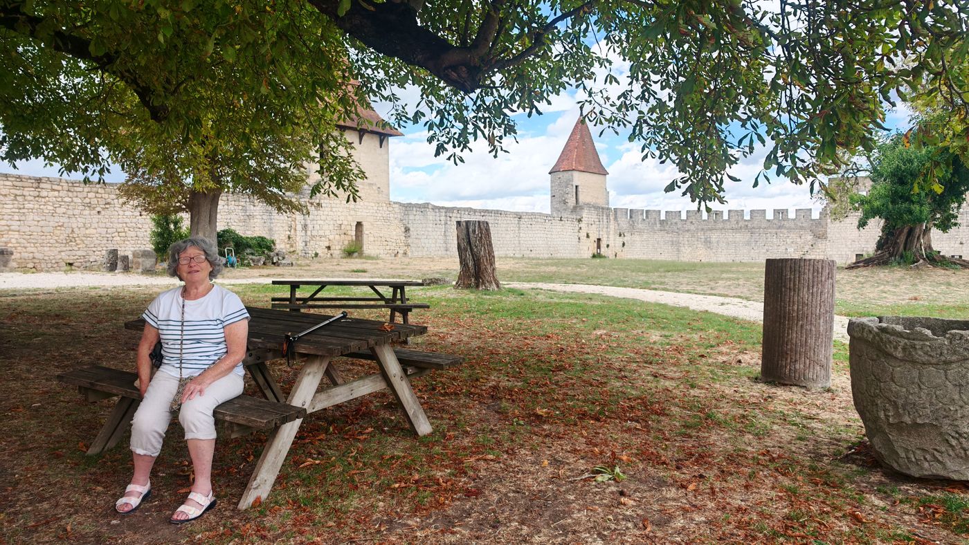 Annick attend à l'ombre que je visite