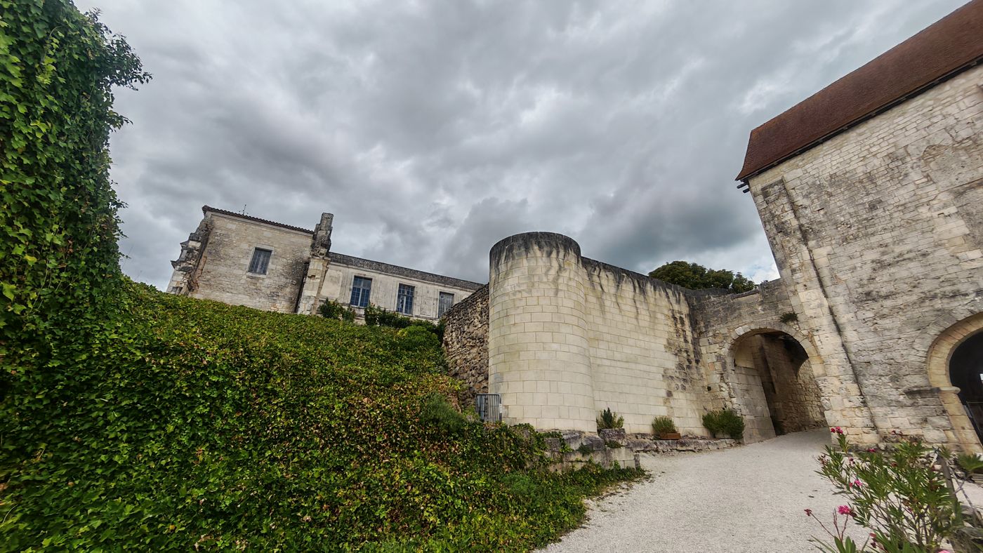 Derrière cette tour, ils ont découvert des grandes pièces
