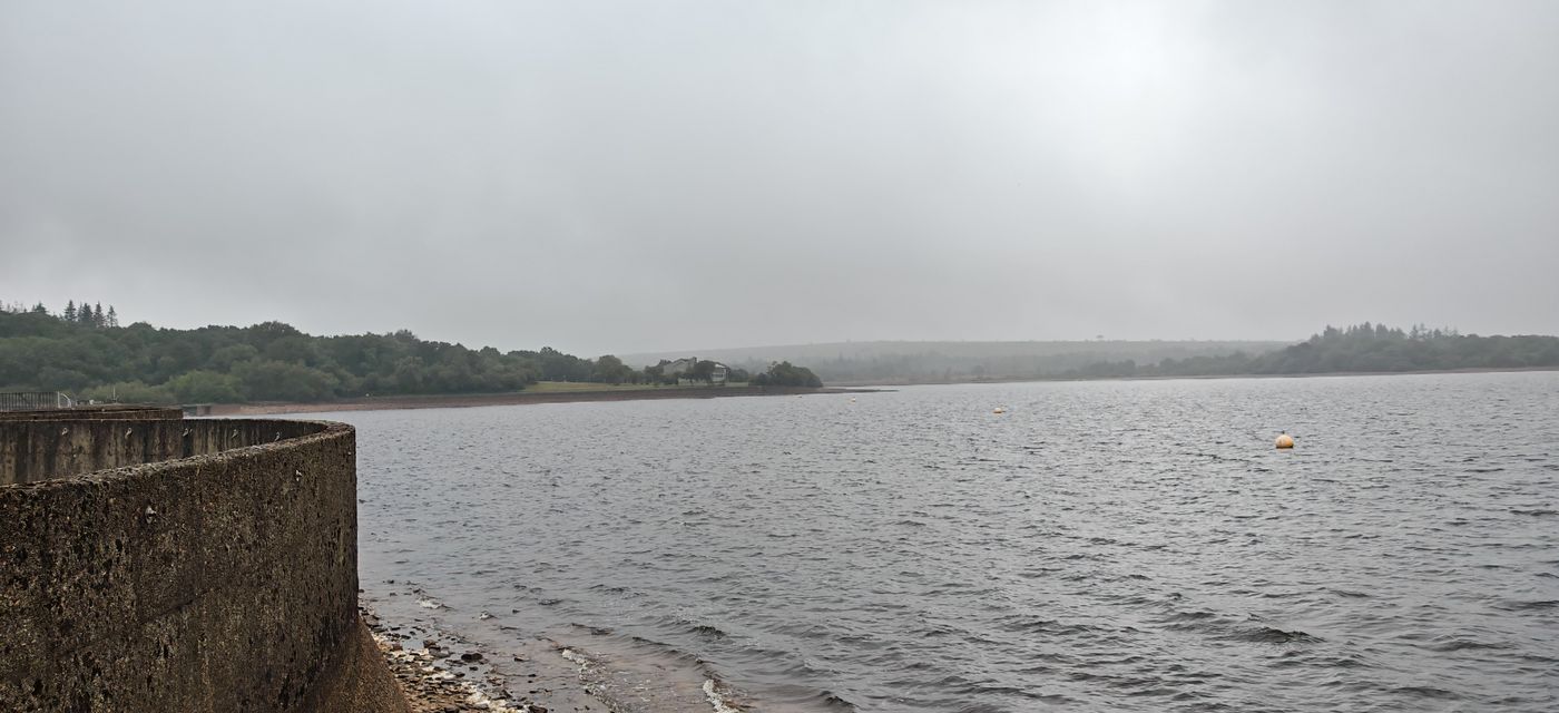 Barrage dans la brume
