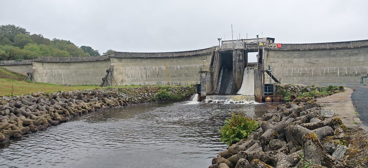 Le barrage avec son petit flux d'eau