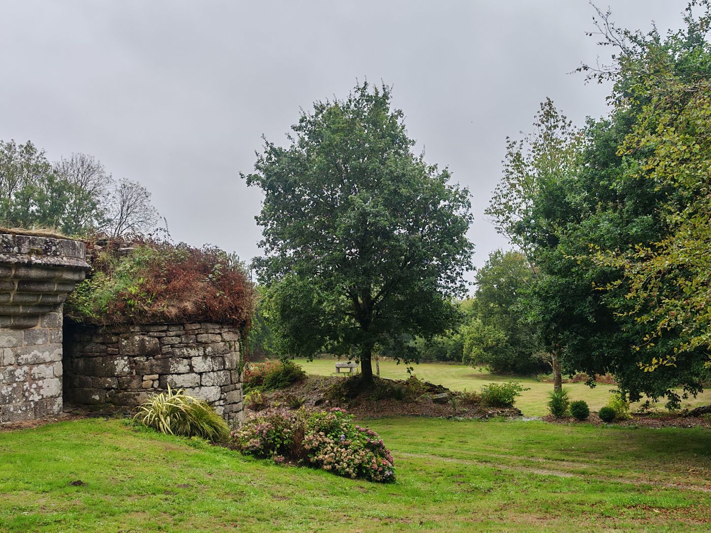 Au loin, l'autre vasque, dans l'ancienne cours du château