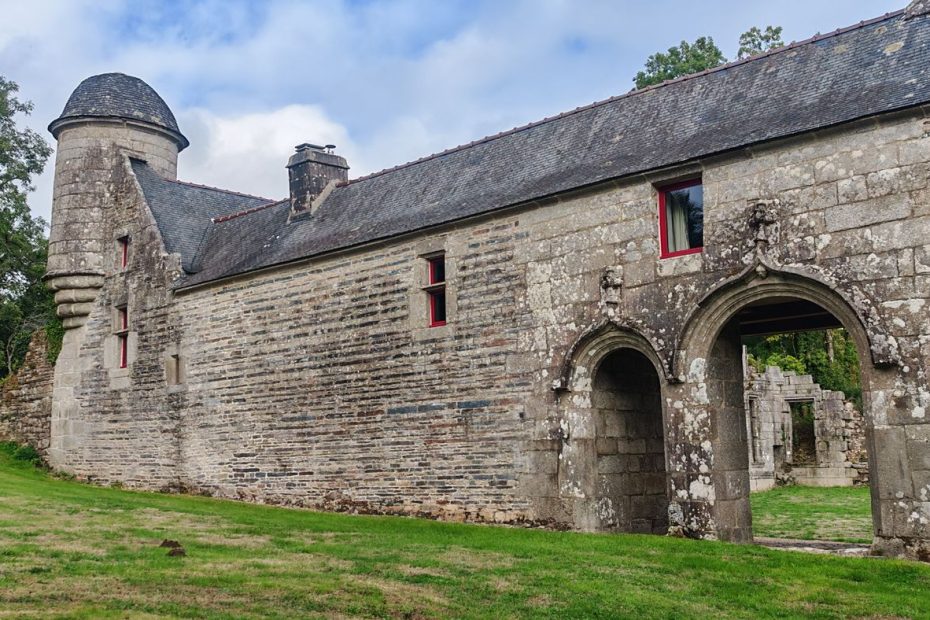 L'entrée et au loin les ruines