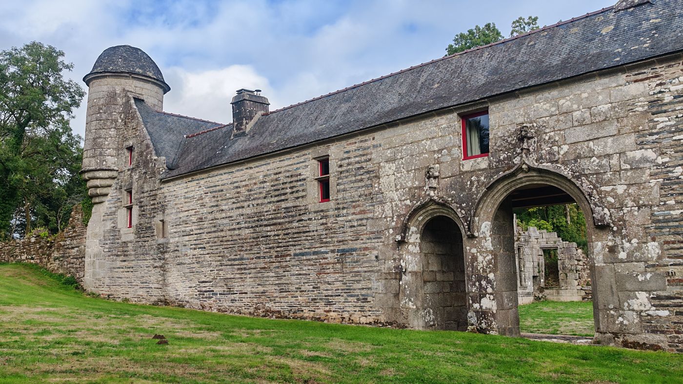 L'entrée et au loin les ruines