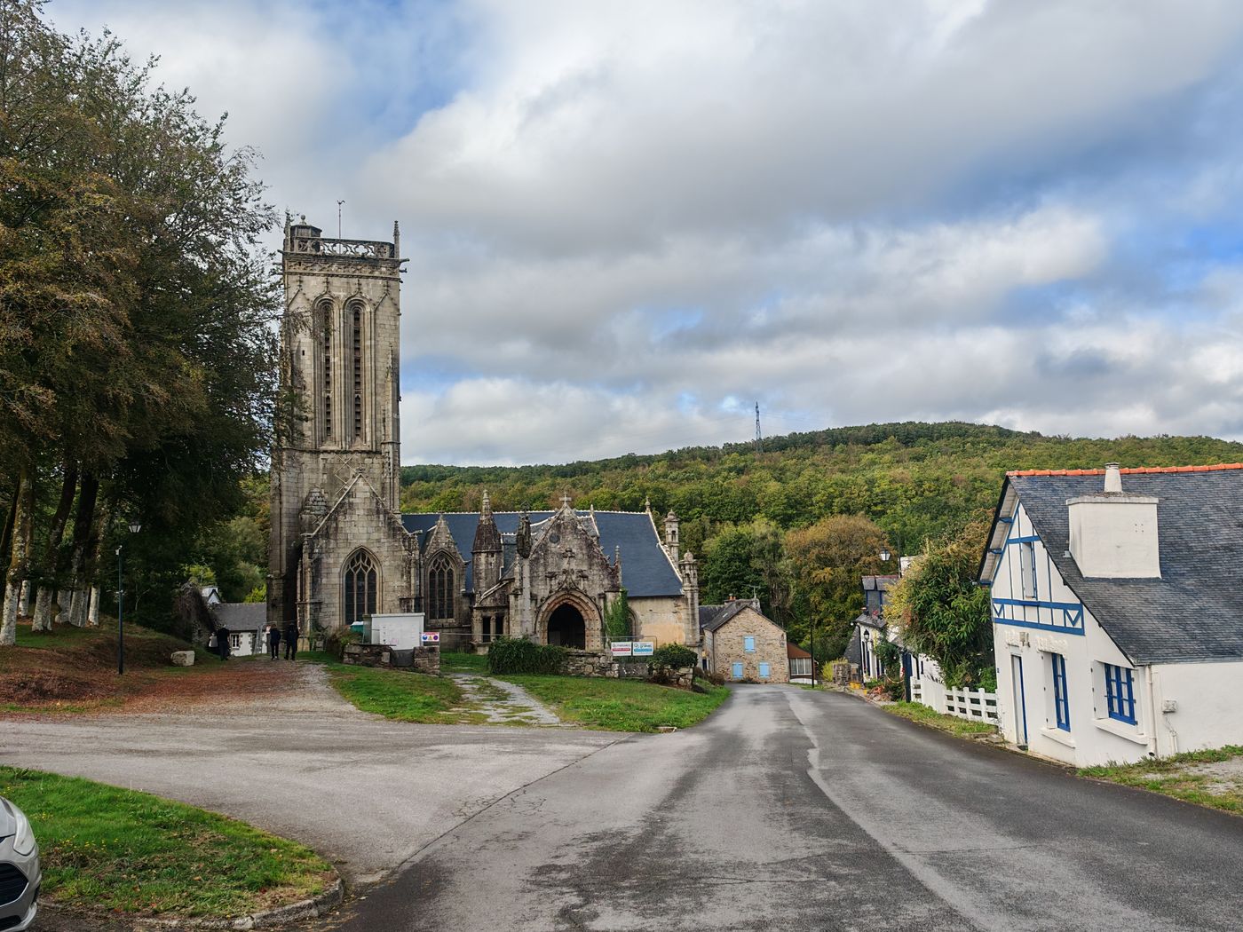 Arrêt à l'église de Saint-Herbot