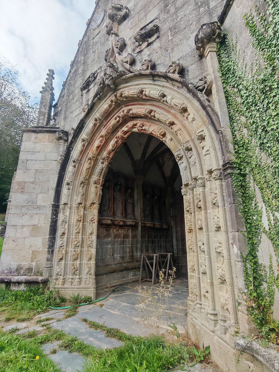 L'entrée de l'église de Saint-Herbot