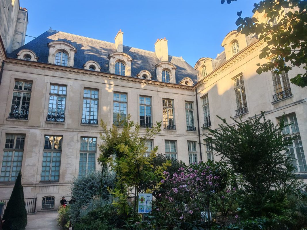 Une Façade et une cours