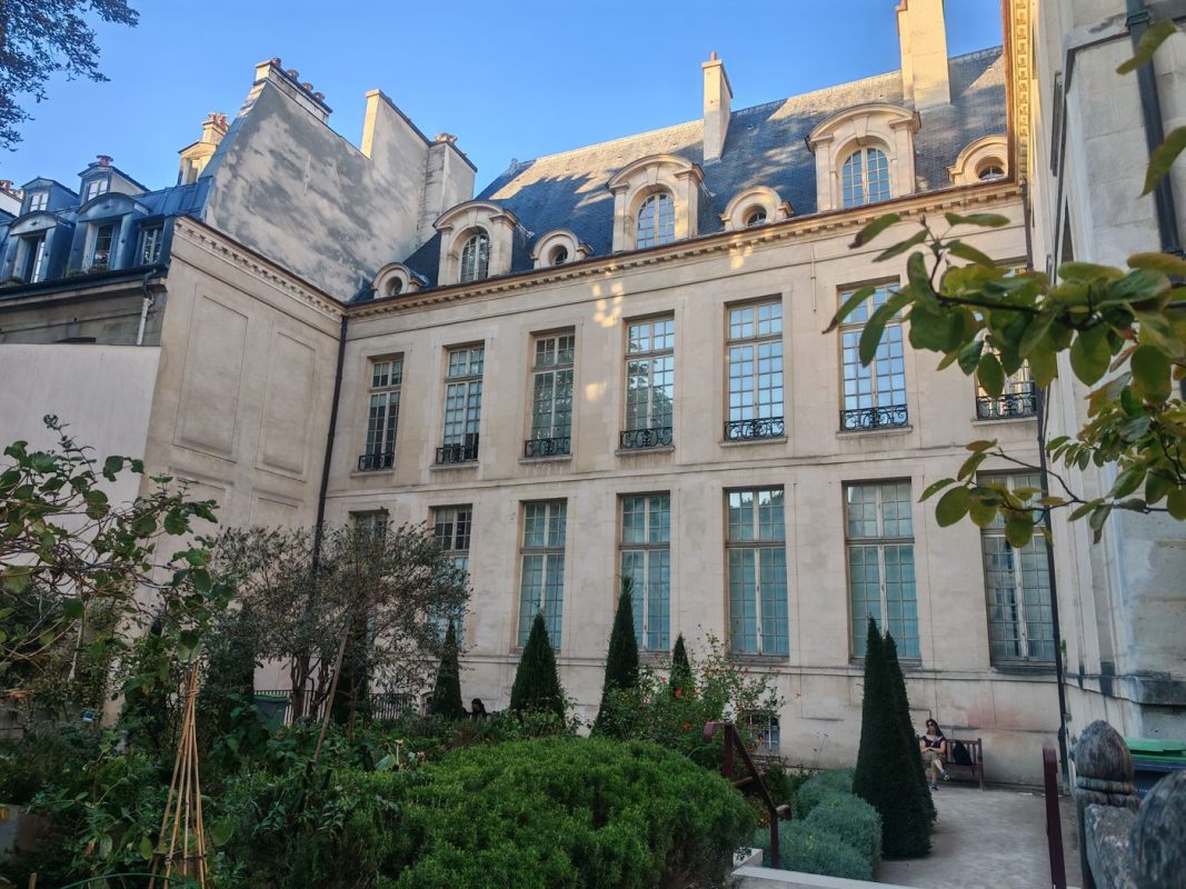 Une Façade et une cours