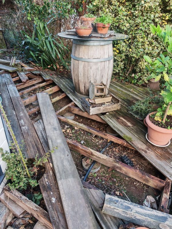 J'enlève du bois de terrasse avant qu'il ne soit mouiller par les pluies qui arrivent