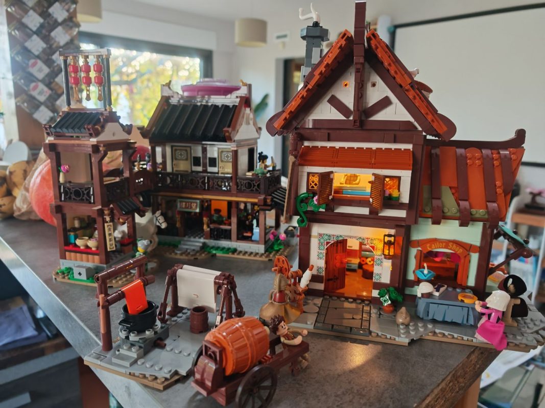 Deux nouveaux bâtiments : Restaurant Lego au fond, Tailleur médiéval éclairé Lumibrickes devant