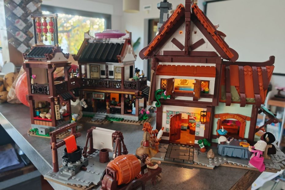 Deux nouveaux bâtiments : Restaurant Lego au fond, Tailleur médiéval éclairé Lumibrickes devant