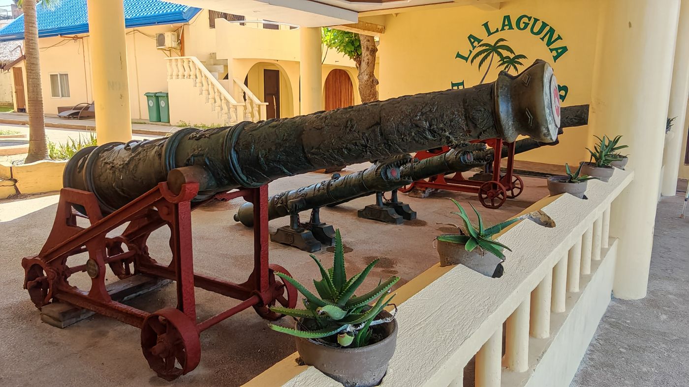 Les canons espagnols sur la presque île Galéria