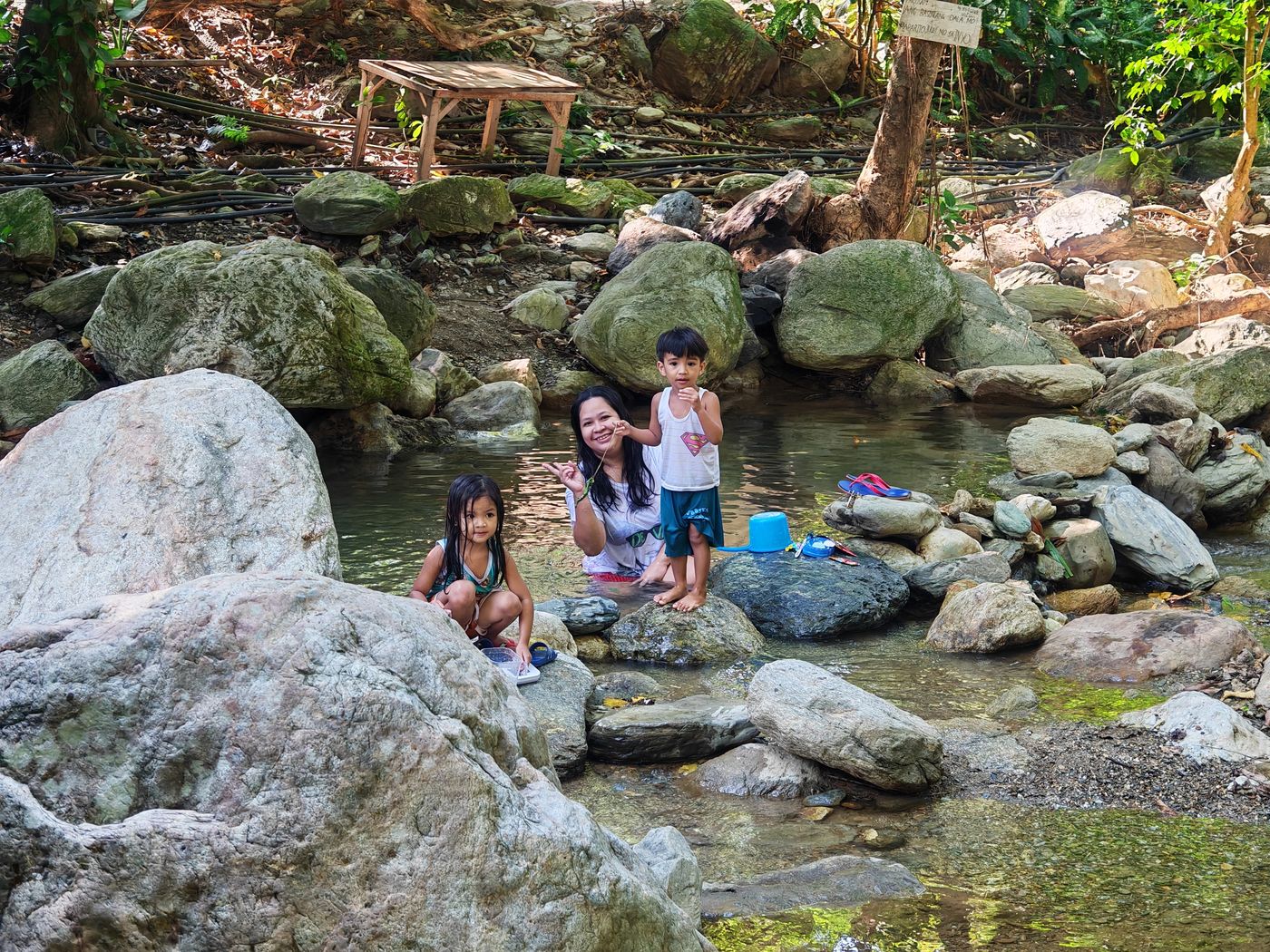 Une famille profite de l'eau