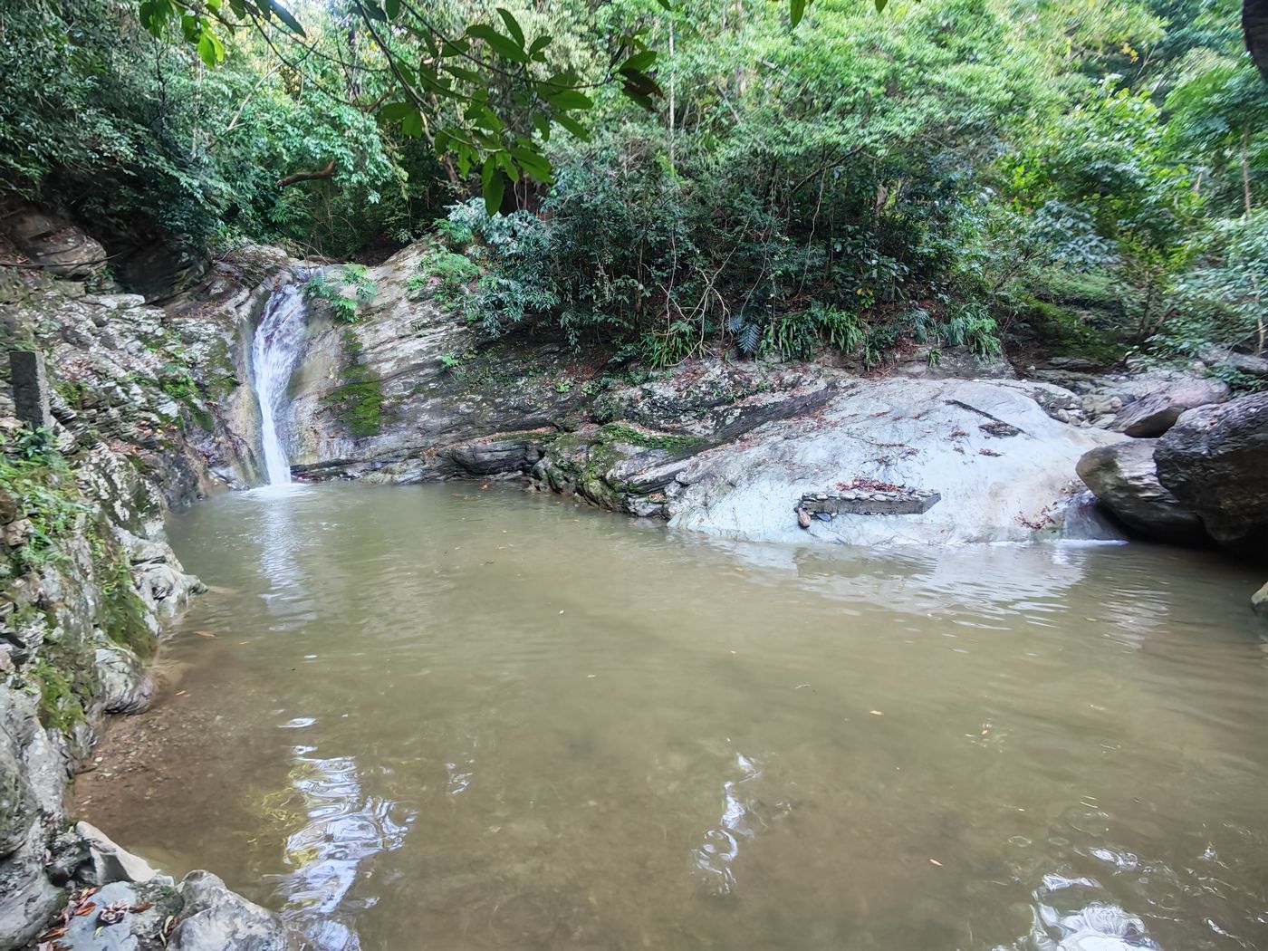 La cascade et le bassin (après notre passage, l'eau est toute trouble)