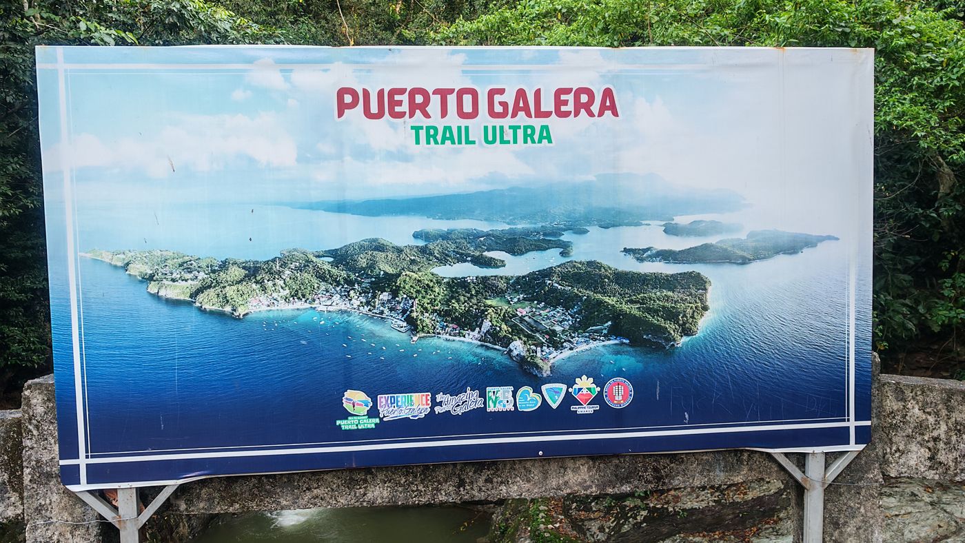 Photo aérienne de Puerto Galeria, un ulta-trail passe sur le pont